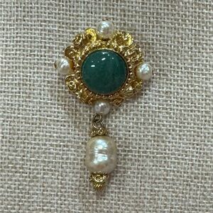 Vintage St John Green/Faux Pearl Brooch ITM863